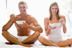 τρώγοντας φαγητό για να αυξήσετε την ισχύ